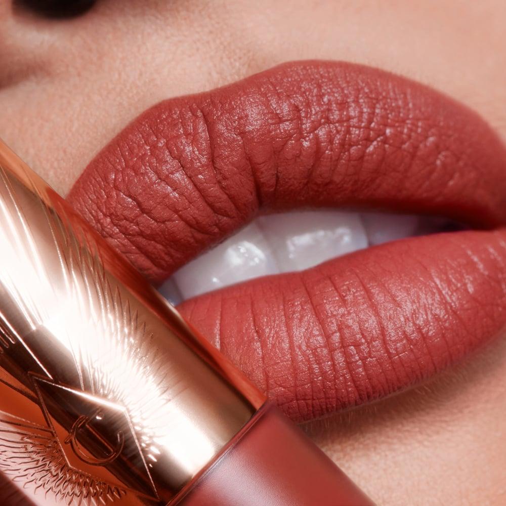 Charlotte Tilbury Airbrush Flawless Lip Blur - Walk Of No Shame Blur - AugustSa Shop